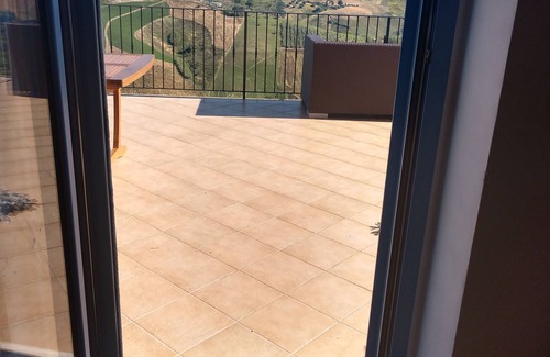 Montefino Casa | Casa de campo recientemente renovada con piscina - vistas al mar y montañas