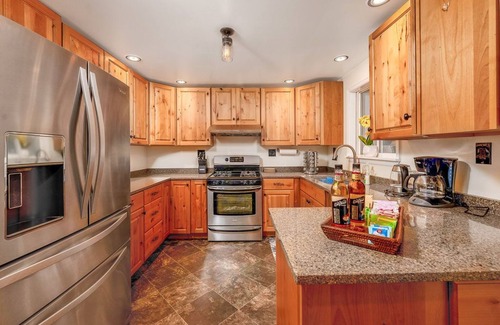 SeaTac Casa | 🌟Newly Renov✔️LG Mstr BR✔️3 BR ✔️WiFi ✔️✈️ ✔️ Mall ✔️AC ✔️Hot tub🌟