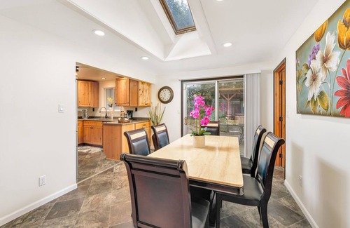 SeaTac Casa | 🌟Newly Renov✔️LG Mstr BR✔️3 BR ✔️WiFi ✔️✈️ ✔️ Mall ✔️AC ✔️Hot tub🌟