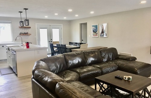 Cottonwood Heights Casa | Casa recientemente renovada en la base del cañón