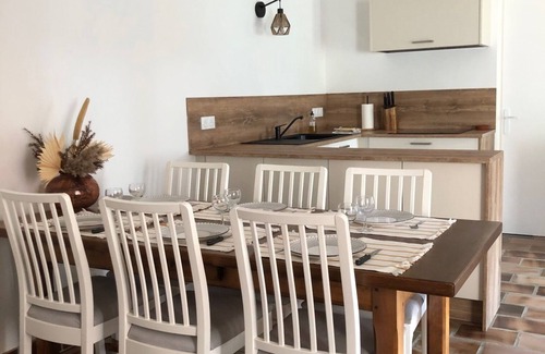 Cornillon-Confoux Apartamento | Newly renovated 5/7 pers gite with shared pool, in the heart of Provence