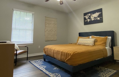 Wright Casa | Newly Renovated Townhouse, 12 min from the beach!
