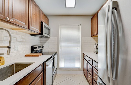 Florida North Atlantic Coast Condominio | Newly Renovated 1 King Bed Condo, Your All-Inclusive Travel Haven