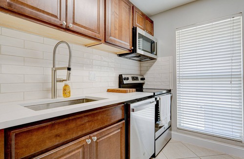 Florida North Atlantic Coast Condominio | Newly Renovated 1 King Bed Condo, Your All-Inclusive Travel Haven