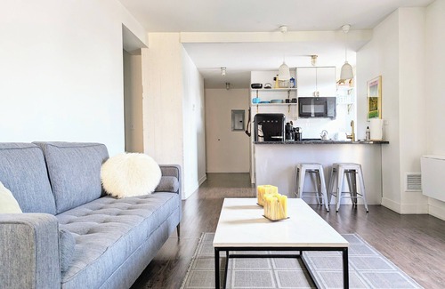 Uptown Apartamento | Recientemente renovado 1 BR en Art Deco Architectural Gem, pasos para L y estacionamiento gratuito