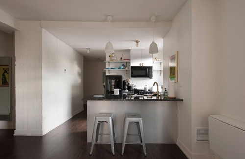 Uptown Apartamento | Recientemente renovado 1 BR en Art Deco Architectural Gem, pasos para L y estacionamiento gratuito
