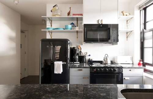 Uptown Apartamento | Recientemente renovado 1 BR en Art Deco Architectural Gem, pasos para L y estacionamiento gratuito