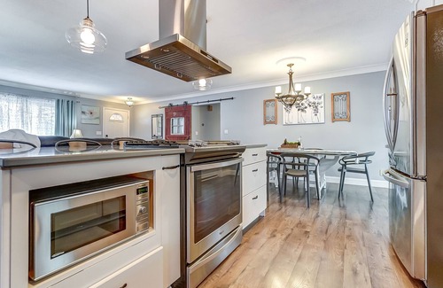 Bowling Green Casa | Newly Renovated, 1 block from BGSU, spacious and comfortable