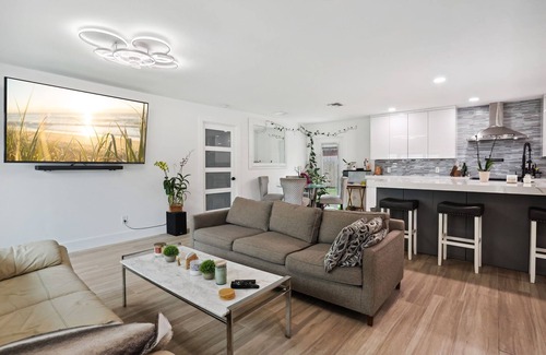 Boynton Beach Casa | NEWLY RENOVATED 1/1 with large fenced yard… centrally located restaurant/beach!!