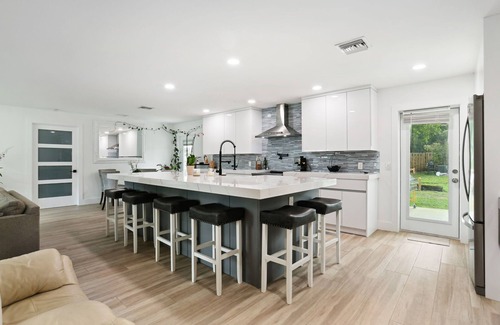 Boynton Beach Casa | NEWLY RENOVATED 1/1 with large fenced yard… centrally located restaurant/beach!!