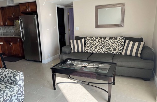 Williams Town Condominio | Vista al mar de 1000 pies cuadrados recientemente renovada, Coral Beaches, Freeport, Grand Bahamas