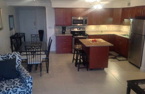Williams Town Condominio | Vista al mar de 1000 pies cuadrados recientemente renovada, Coral Beaches, Freeport, Grand Bahamas