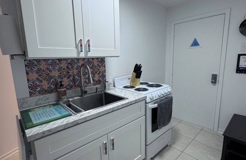 West End Apartamento | Newly renovated 1bedroom daylight basement apartment.