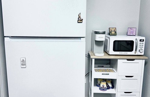 West End Apartamento | Newly renovated 1bedroom daylight basement apartment.