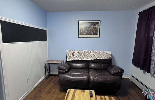 West End Apartamento | Newly renovated 1bedroom daylight basement apartment.
