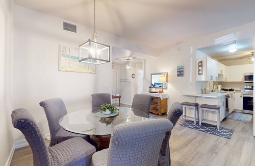 Vanderbilt Beach Condominio | Newly renovated 1st-floor condo near Vanderbilt Beach with beach gear, pool, AC