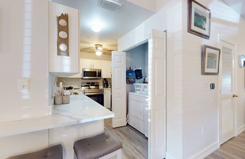 Vanderbilt Beach Condominio | Newly renovated 1st-floor condo near Vanderbilt Beach with beach gear, pool, AC