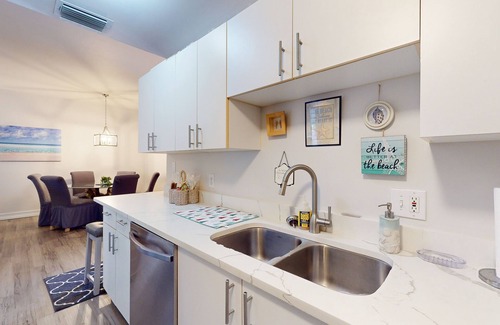 Vanderbilt Beach Condominio | Newly renovated 1st-floor condo near Vanderbilt Beach with beach gear, pool, AC