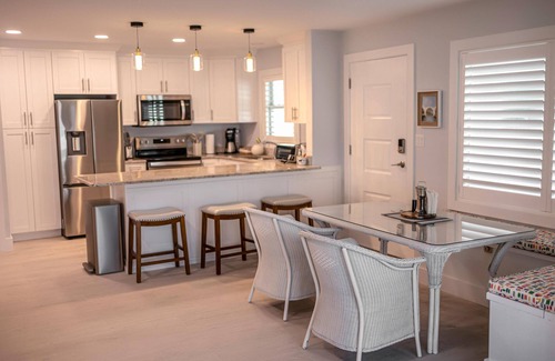Boca Grande Condominio | Newly renovated 2-bedroom beachfront condo in Boca Grande with pool, AC & WiFi