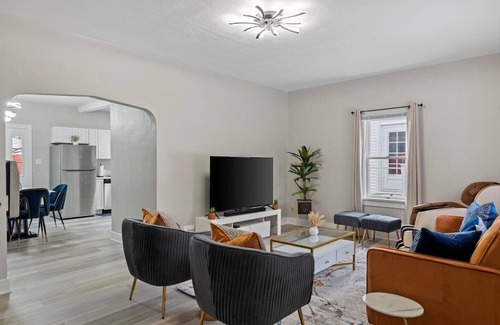 Springfield Casa | Newly-renovated 2-bedroom House with a Luxurious Massage Chair