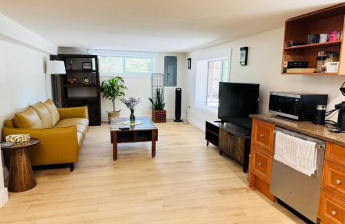 Central Okanagan Cama Y Desayuno | Newly renovated 2-bedroom, 1-bathroom suite with private entrance