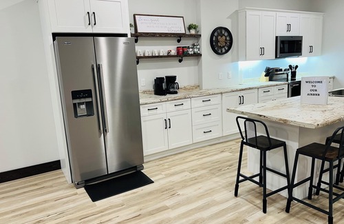 Dyersville Apartamento | Newly Renovated 2-bedroom apartment in charming Dyersville, IA