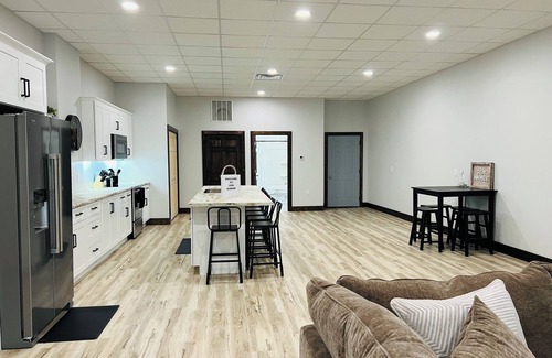 Dyersville Apartamento | Newly Renovated 2-bedroom apartment in charming Dyersville, IA