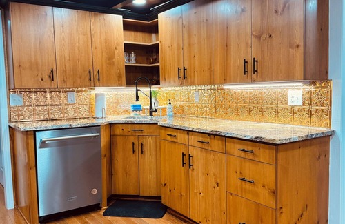 Northwest Casa | Newly Renovated 2-bedroom 2-bath Lakehouse with a Tiki Bar on Nettle Lake !