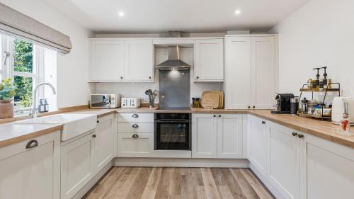 Lechlade Casa | Newly Renovated 2-bed House - Garden - Private Parking - Netflix - Coffee Station - Work Desk