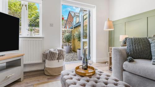 Lechlade Casa | Newly Renovated 2-bed House - Garden - Private Parking - Netflix - Coffee Station - Work Desk