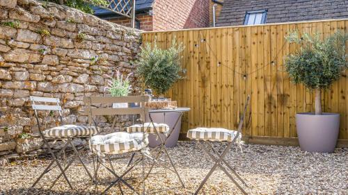 Lechlade Casa | Newly Renovated 2-bed House - Garden - Private Parking - Netflix - Coffee Station - Work Desk