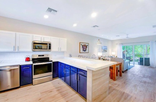 Rum Point Condominio | Newly Renovated 2 Bed Beachfront Condo w/Pool+Hot Tub