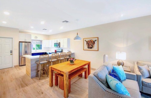 Rum Point Condominio | Newly Renovated 2 Bed Beachfront Condo w/Pool+Hot Tub