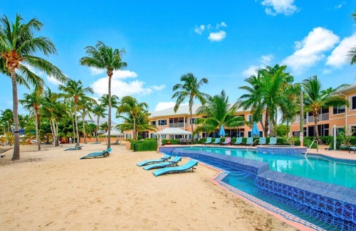 Rum Point Condominio | Newly Renovated 2 Bed Beachfront Condo w/Pool+Hot Tub