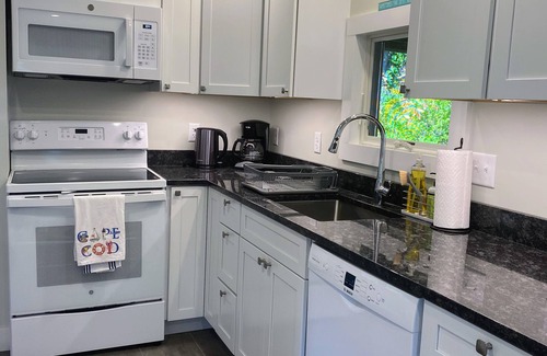 Brewster Cabaña | Newly renovated 2 bedroom cottage - walk to beach