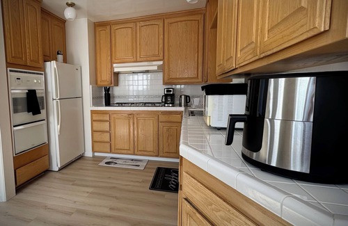 Del Aire Casa | Newly renovated 3 bdr home. Just 15 min to the beach, 24 hour pancakes & SpaceX.