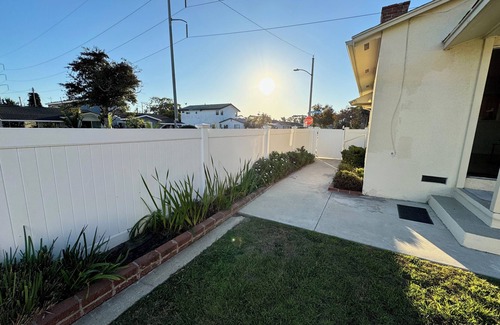 Del Aire Casa | Newly renovated 3 bdr home. Just 15 min to the beach, 24 hour pancakes & SpaceX.