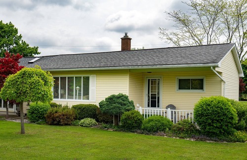Dashwood Cabaña | Newly-Renovated, 3-Bedroom Cottage + Bunkie, Steps to Private Beach, Grand Bend!