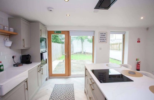 North West Casa | Newly Renovated 3 Bedroom Modern House