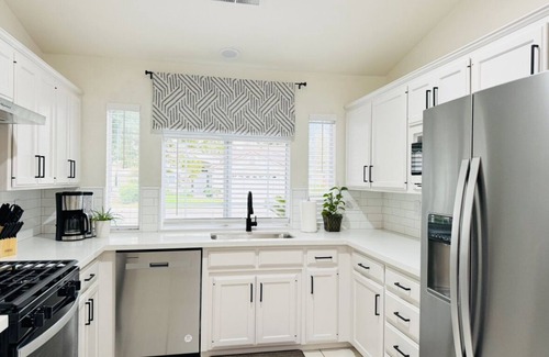 Raisin Casa | Newly Renovated 3 Bedroom 2 Bath Spacious Modern House in NE Fresno