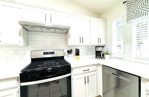 Raisin Casa | Newly Renovated 3 Bedroom 2 Bath Spacious Modern House in NE Fresno