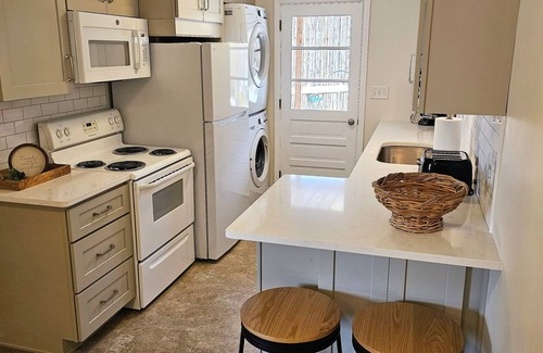 Marion Casa | Newly renovated 3 beds, 2 baths in Marion. Great space for the whole family!