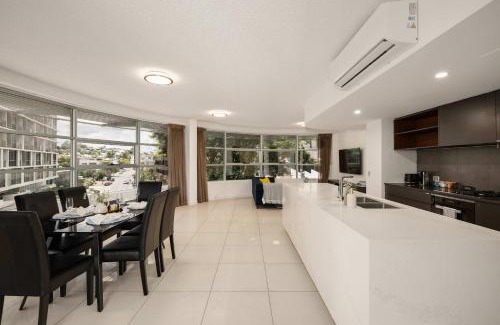 Fortitude Valley Apartamento | Newly Renovated 3BR Apartment 2 Parking Spaces Pool Gym City Views Walk to Shops