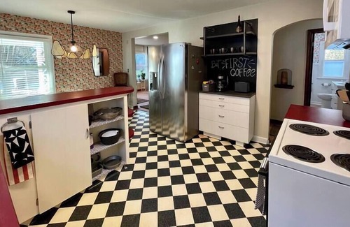 Aksarben - Elmwood Park Casa | *Newly* Renovated 3min UNMC; 10min Downtown & Zoo