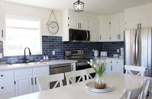 Sea View Cabaña | Newly Renovated 4-bedroom Cottage with AC, 4 Minute Walk To The Beach!