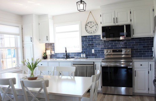 Sea View Cabaña | Newly Renovated 4-bedroom Cottage with AC, 4 Minute Walk To The Beach!