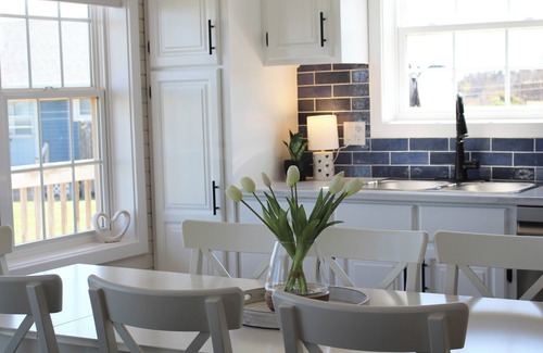 Sea View Cabaña | Newly Renovated 4-bedroom Cottage with AC, 4 Minute Walk To The Beach!