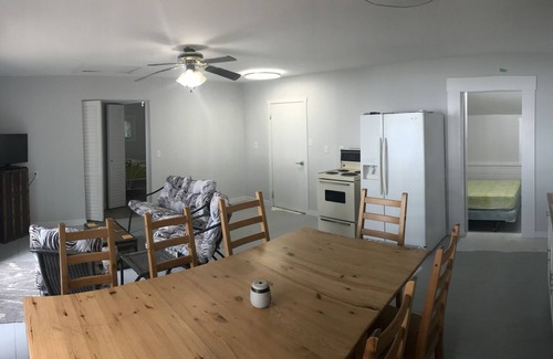Whitewater Region Cabaña | Newly Renovated 4 Bedcottage on the Ottawa River with Sandy Beaches & Warm Water