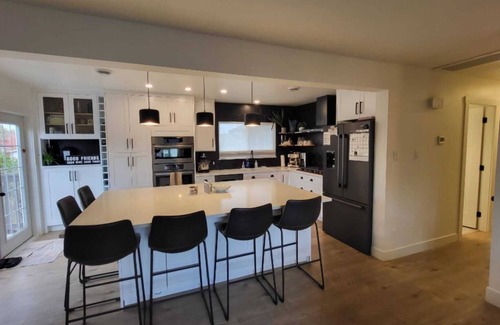 Sidney Casa | Newly Renovated 3 Bedroom Suite in Beautiful Sidney by the Sea (NO Cleaning fee)