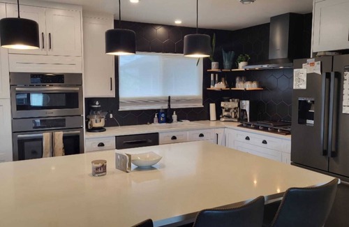 Sidney Casa | Newly Renovated 3 Bedroom Suite in Beautiful Sidney by the Sea (NO Cleaning fee)